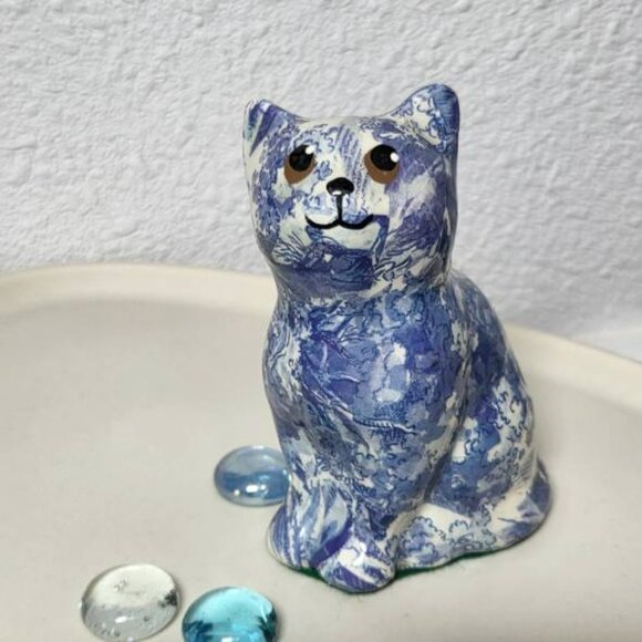 Blue Cat Decoupage Figurine By Linda Edgington Canada Kitten Sitting Collectible - Picture 1 of 9